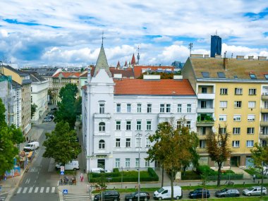 VIENNA, AUSTRIA - 24 AĞUSTOS 2020: Viyana, Avusturya 'nın işlek caddelerinde yaz sabahı.