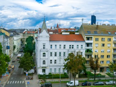 VIENNA, AUSTRIA - 24 AĞUSTOS 2020: Viyana, Avusturya 'nın işlek caddelerinde yaz sabahı.