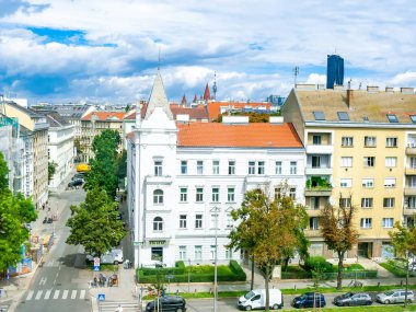VIENNA, AUSTRIA - 24 AĞUSTOS 2020: Viyana, Avusturya 'nın işlek caddelerinde yaz sabahı.