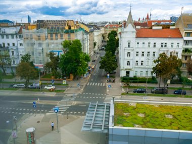 VIENNA, AUSTRIA - 24 AĞUSTOS 2020: Viyana, Avusturya 'nın işlek caddelerinde yaz sabahı.