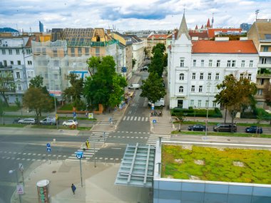 VIENNA, AUSTRIA - 24 AĞUSTOS 2020: Viyana, Avusturya 'nın işlek caddelerinde yaz sabahı.