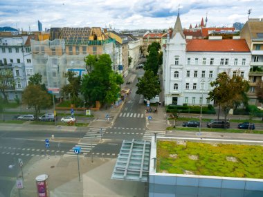 VIENNA, AUSTRIA - 24 AĞUSTOS 2020: Viyana, Avusturya 'nın işlek caddelerinde yaz sabahı.