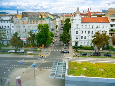 VIENNA, AUSTRIA - 24 AĞUSTOS 2020: Viyana, Avusturya 'nın işlek caddelerinde yaz sabahı.