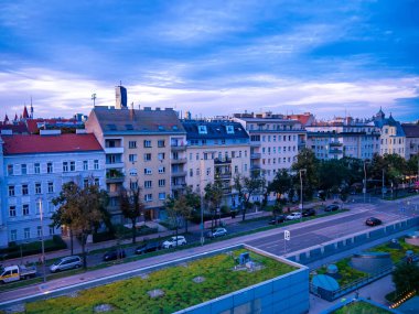 Vienna, AUSTRIA - 24 Ağustos 2020: Viyana 'nın yoğun öğleden sonrasında yaz günbatımında..