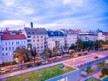 Vienna, AUSTRIA - 24 Ağustos 2020: Viyana 'nın yoğun öğleden sonrasında yaz günbatımında..