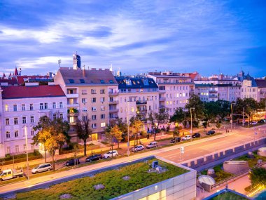 Vienna, AUSTRIA - 24 Ağustos 2020: Viyana 'nın yoğun öğleden sonrasında yaz günbatımında..