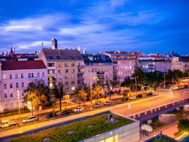 Vienna, AUSTRIA - 24 Ağustos 2020: Viyana 'nın yoğun öğleden sonrasında yaz günbatımında..
