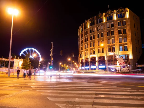 BUDAPEST, HUNGARY - 22 AĞUSTOS 2020: Yoğun trafiği ve Budapeşte 'deki insanları yaz gecesi izleyin.