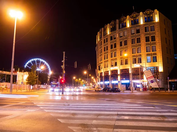 BUDAPEST, HUNGARY - 22 AĞUSTOS 2020: Yoğun trafiği ve Budapeşte 'deki insanları yaz gecesi izleyin.