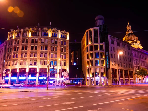 BUDAPEST, HUNGARY - 22 AĞUSTOS 2020: Yoğun trafiği ve Budapeşte 'deki insanları yaz gecesi izleyin.