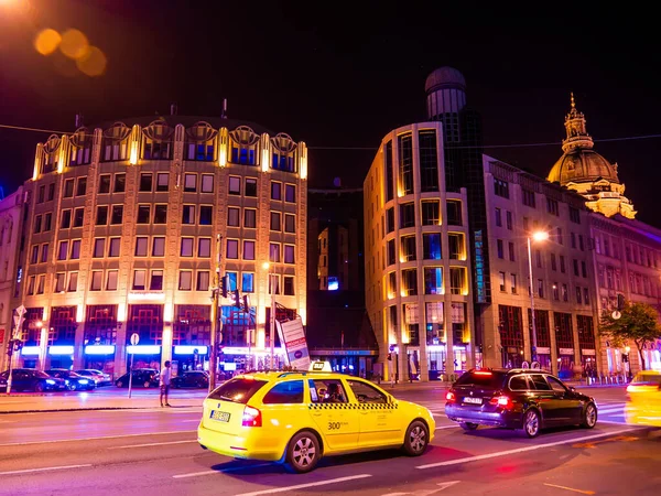 BUDAPEST, HUNGARY - 22 AĞUSTOS 2020: Yoğun trafiği ve Budapeşte 'deki insanları yaz gecesi izleyin.