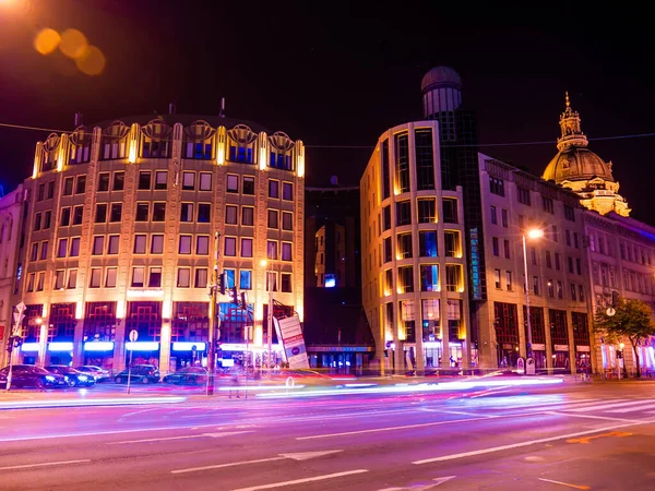 BUDAPEST, HUNGARY - 22 AĞUSTOS 2020: Yoğun trafiği ve Budapeşte 'deki insanları yaz gecesi izleyin.