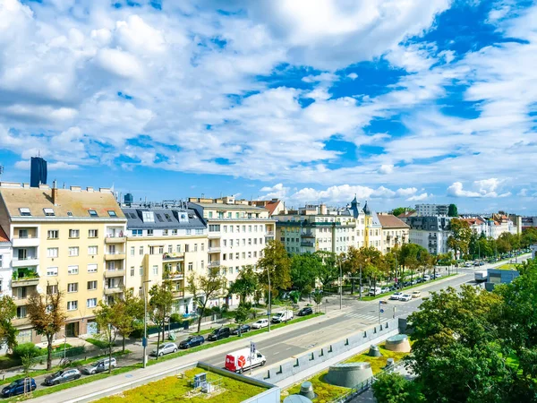 VIENNA, AUSTRIA - 24 AĞUSTOS 2020: Viyana, Avusturya 'nın işlek caddelerinde yaz sabahı.