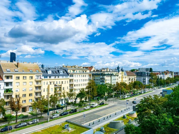 VIENNA, AUSTRIA - 24 AĞUSTOS 2020: Viyana, Avusturya 'nın işlek caddelerinde yaz sabahı.