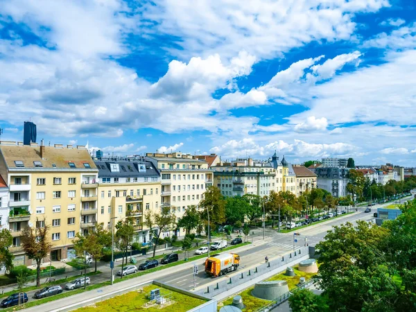 VIENNA, AUSTRIA - 24 AĞUSTOS 2020: Viyana, Avusturya 'nın işlek caddelerinde yaz sabahı.