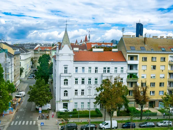 VIENNA, AUSTRIA - 24 AĞUSTOS 2020: Viyana, Avusturya 'nın işlek caddelerinde yaz sabahı.