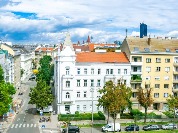 VIENNA, AUSTRIA - 24 AĞUSTOS 2020: Viyana, Avusturya 'nın işlek caddelerinde yaz sabahı.