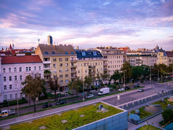 Vienna, AUSTRIA - 24 Ağustos 2020: Viyana 'nın yoğun öğleden sonrasında yaz günbatımında..