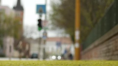 Şehirde gündüz vakti geçen arabaların görüntüsü bulanık..