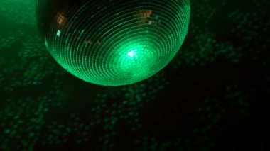 Renkli ışıklarla yansıtılan dönen aynalı disko topunun yakın çekim görüntüleri.