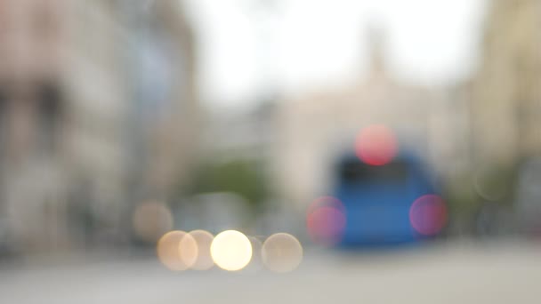Blurry bokeh scene in the city in daytime with cars passing by. — Stock Video