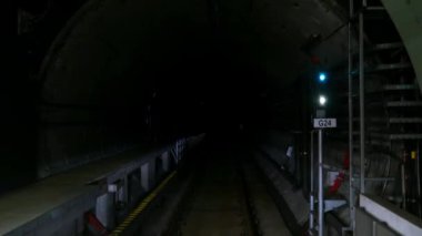 BUDAPEST, HUNGARY - 19 Mayıs 2018: Budapeşte, Macaristan 'da M4 metro hattında seyahat.