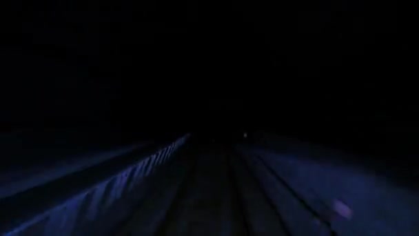 BUDAPEST, WĘGRY - MAJ 19, 2018: Widok upływu czasu podróży metrem linii M4 w metrze Budapesztu, Węgry. — Wideo stockowe