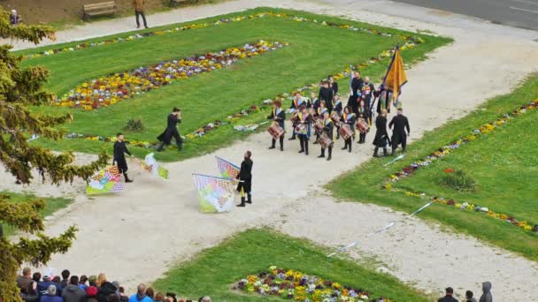 VARPALOTA, UNGHERIA - 13 APRILE 2019: persone che suonano e sventolano bandiere con batteristi sullo sfondo a Varpalota, Ungheria nell'evento Giornate italiane. — Video Stock