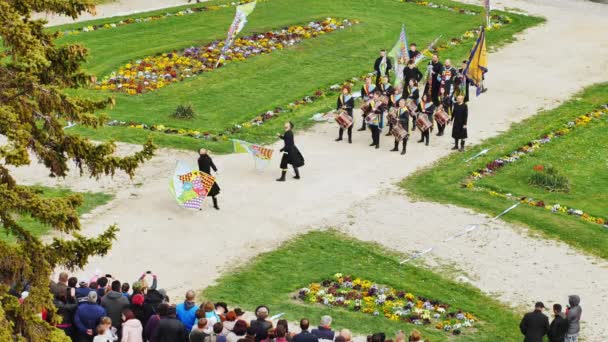 VARPALOTA, HUNGRÍA - 13 DE ABRIL DE 2019: La gente tocando y ondeando banderas con bateristas en el fondo en Varpalota, Hungría en el evento Días italianos. — Vídeo de stock