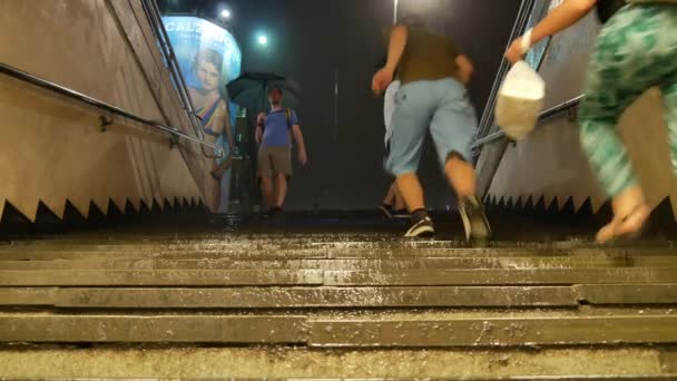 BUDAPEST, MAGYARORSZÁG - 2019. június 22.: Kilátás az esős budapesti éjszakára, miközben az emberek menekülnek és bújkálnak az eső elől. — Stock videók