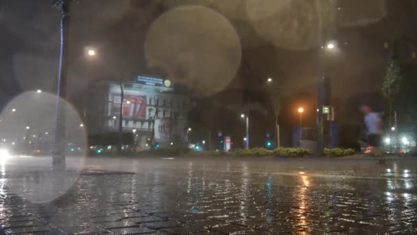 BUDAPEST, HONGARIJE - JUNI 22, 2019: Zicht op de zware regenachtige nacht in Boedapest, Hongarije terwijl mensen vluchten en zich verbergen voor de regen. — Stockvideo