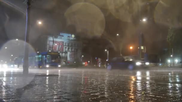 BUDAPEST, HONGARIJE - JUNI 22, 2019: Zicht op de zware regenachtige nacht in Boedapest, Hongarije terwijl mensen vluchten en zich verbergen voor de regen. — Stockvideo