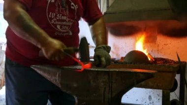 SZEKESFEHERVAR, HUNGARY - 22 Haziran 2019: Yangın ve Demir Festivali sırasında Macaristan 'ın Szekesfehervar kentinde yanan demiri şekillendirirken geleneksel bir demirciye bakış.