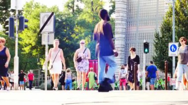 BUDAPEST, HUNGARY - 30 Ağustos 2019: Budapeşte, Macaristan 'da bir yaz öğleden sonra Vaci Caddesi yakınlarındaki yaya geçidinde karşıdan karşıya geçen insanları izleyin.