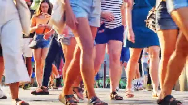 BUDAPEST, HUNGARY - AUGUST 30, 2019: View on the people crossing the street on the crosswalk near Vaci Street on a summer afternoon in Budapest, Hungary. — Stock Video