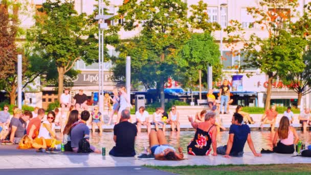 BUDAPEST, MAĎARSKO - 30. srpna 2019: Pohled na lidi odpočívající a mluvící na náměstí Deak v letním odpoledni v Budapešti, Maďarsko. — Stock video
