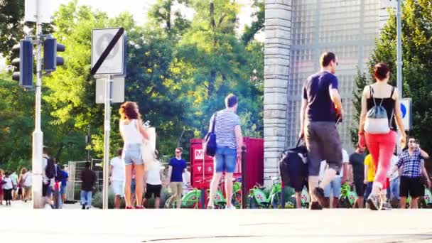 БУДАПЕСТ, ХАНГАРИЯ - 30 августа 2019 года: Вид на людей, переходящих улицу на пешеходном переходе возле улицы Ваци в летний день в Будапеште, Венгрия. — стоковое видео