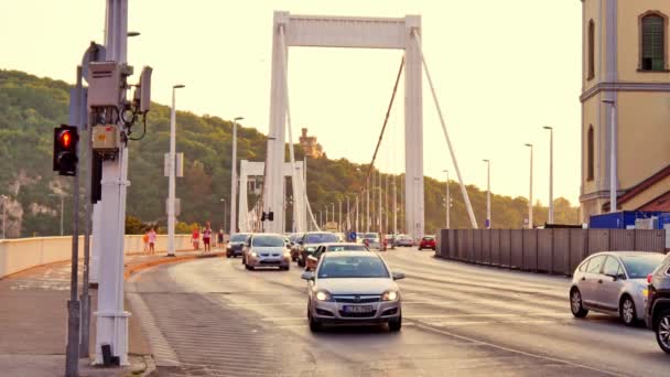 BUDAPEST, HUNGRÍA - 30 de agosto de 2019: Vista sobre el tráfico y los coches en el puente Elisabeth en una soleada tarde de verano en Bundapest, Hungría. — Vídeo de stock