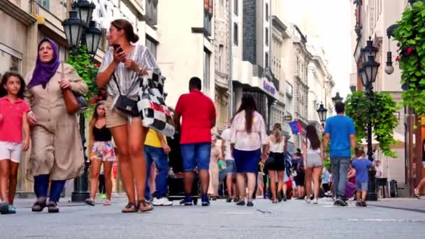 БУДАПЕСТ, ХАНГАРИЯ - 30 августа 2019 года: Вид на людей, идущих по улице Ваци в летний день в Будапеште, Венгрия. — стоковое видео