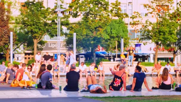 BUDAPEST, HUNGRÍA - 30 de agosto de 2019: Ver a la gente descansando y hablando en la plaza Deak en una tarde de verano en Budapest, Hungría. — Vídeos de Stock