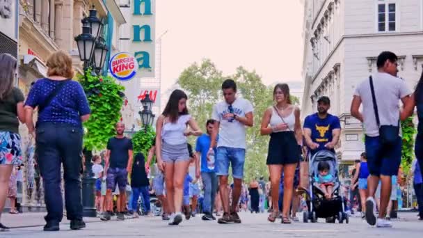 BUDAPEST, HUNGARY - 30 Ağustos 2019: Budapeşte, Macaristan 'da bir yaz öğleden sonra Vaci caddesinde yürüyen insanları görmek. — Stok video
