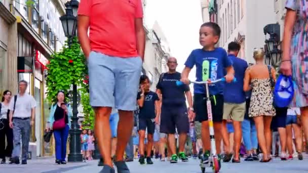 BUDAPEST, HUNGRÍA - 30 de agosto de 2019: Vista de la gente caminando por la calle Vaci en una tarde de verano en Budapest, Hungría. — Vídeos de Stock