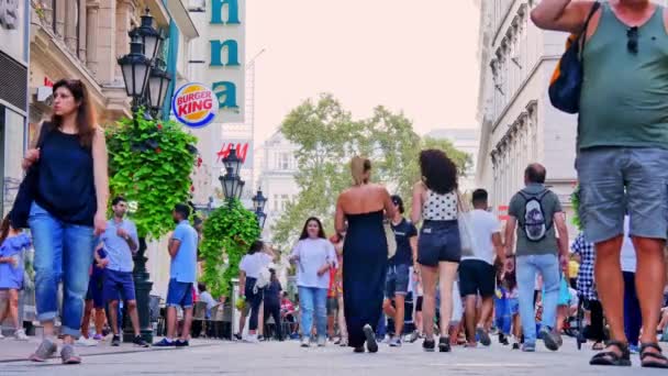 БУДАПЕСТ, ХАНГАРИЯ - 30 августа 2019 года: Вид на людей, идущих по улице Ваци в летний день в Будапеште, Венгрия. — стоковое видео