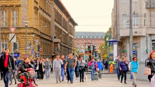 BUDAPEST, MAĎARSKO - 30. srpna 2019: Pohled na lidi přecházející ulici na křižovatce na náměstí Baross v podzimním dni v Budapešti, Maďarsko. — Stock video