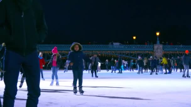 BUDAPEST, HUNGRÍA - 30 DE NOVIEMBRE DE 2019: La gente patina en la pista de patinaje sobre hielo The City Park en Budapest, Hungría. — Vídeos de Stock