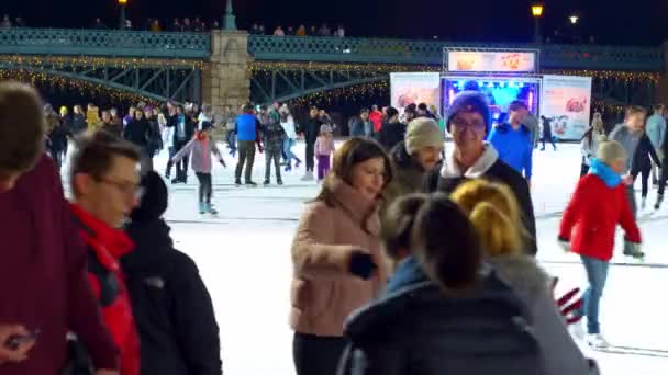 BUDAPEST, HONGARIJE - NOVEMBER 30, 2019: Mensen schaatsen in de City Park ijsbaan in Boedapest, Hongarije. — Stockvideo