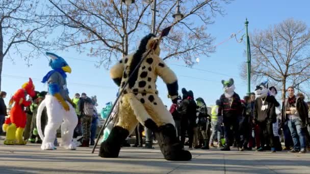 BUDAPEST, HONGRIE - 01 FÉVRIER 2020 : Des gens vêtus d'un costume d'animal appelé danse à poil dans les rues de Budapest lors de l'événement Farsang Carnaval par une journée ensoleillée en Hongrie. — Video