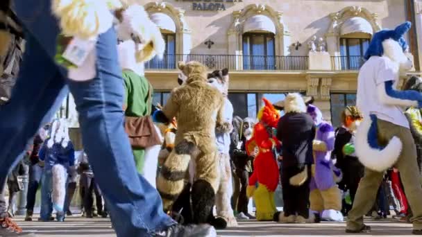 BUDAPEST, HONGRIE - 01 FÉVRIER 2020 : Des gens vêtus d'un costume animal appelé fourrure sur une place de Budapest lors de l'événement Farsang Carnaval par une journée ensoleillée en Hongrie. — Video