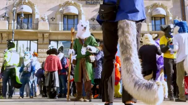 BUDAPEST, MAĎARSKO - FEBRUARY 01, 2020: Lidé oblečení jako v kostýmu zvířete nazývaném jako chlupatý na náměstí v Budapešti během akce Farsang Carnival za slunečného dne v Maďarsku. — Stock video