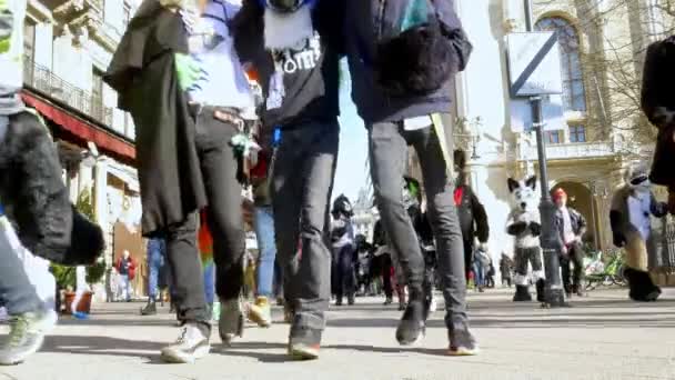 BUDAPEST, HONGRIE - 01 FÉVRIER 2020 : Des gens vêtus d'un costume d'animal appelé "furry walking" dans les rues de Budapest lors de l'événement Farsang Carnival par une journée ensoleillée en Hongrie. — Video